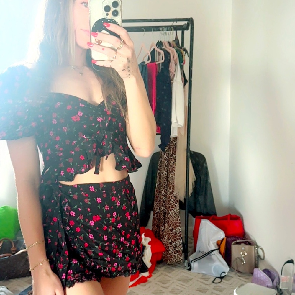 Two piece set for love and lemons black and red flowers